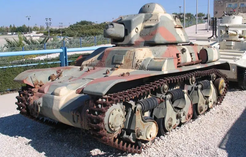 Tamiya - 1/35 French Light Tank R35 Plastic Model Kit 1