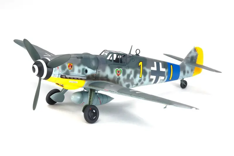 Tamiya - 1/48 Messerschmitt Bf 109 G-6 Plastic Model Airplane Kit 1