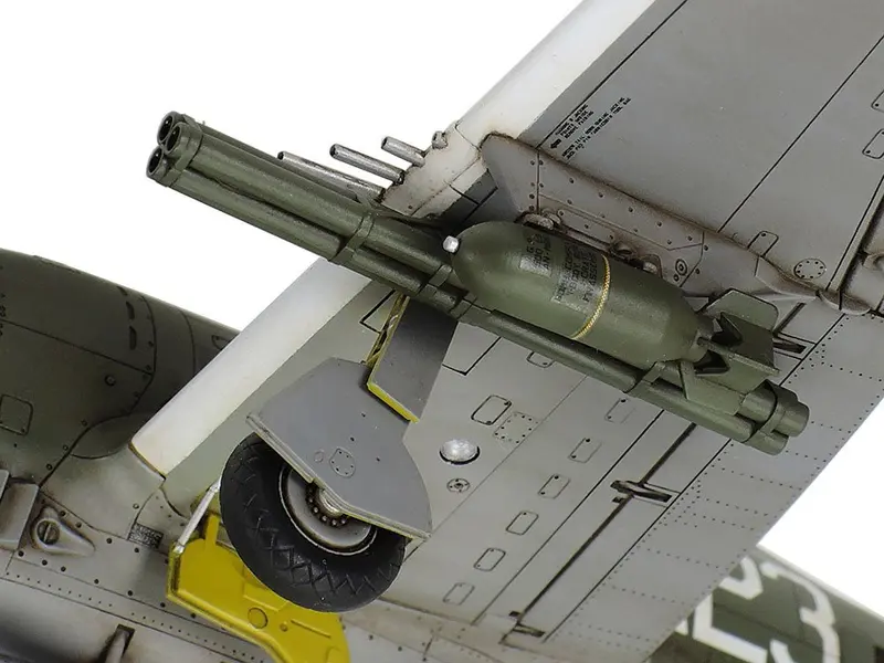 Tamiya - 1/72 P-47D Thunderbolt Plastic Model Airplane Kit 2