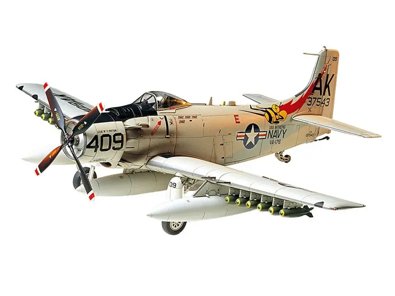 Tamiya - Douglas Skyraider Ad-6 (A-1H) Plastic Model Kit 1
